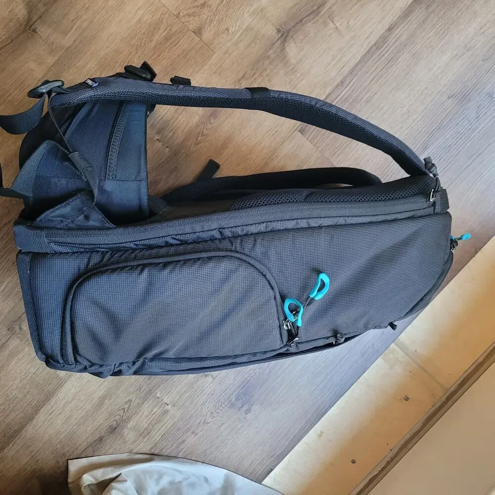 thule aspect DSLR camera packback new with flaw